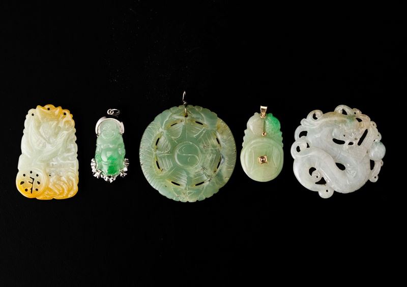 Lotto composto da cinque medaglioni scolpiti in giada e giadeite, Cina, Dinastia Qing, XIX secolo  - Asta Chinese Works of Art - II - Cambi Casa d'Aste