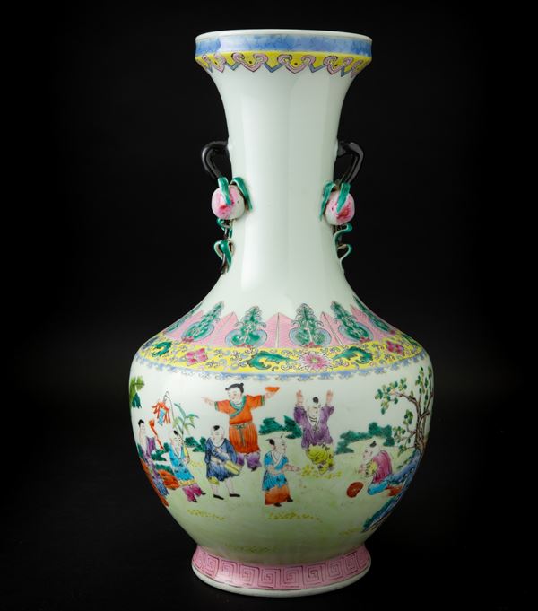 A porcelain vase, China, 1900s