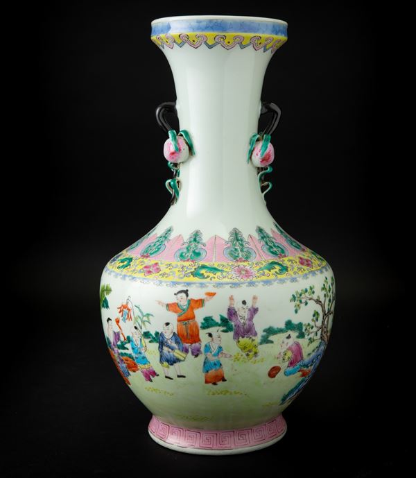 Vaso in porcellana con anse a foggia di pesche e raffigurazione di saggi con fanciulli entro paesaggio, Cina, XX secolo