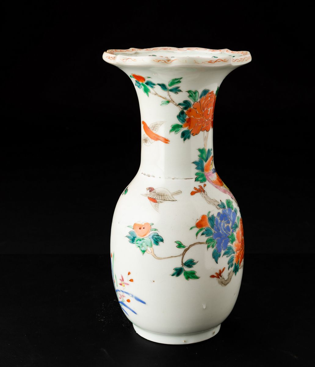 Vaso in Porcellana Raffigurante Uccellino tra i Rami in Fiore, Cina, Dinastia Qing, XIX Secolo