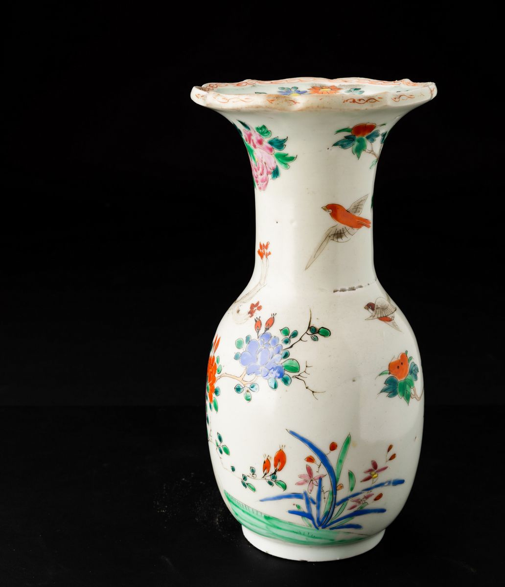 Vaso in Porcellana Raffigurante Uccellino tra i Rami in Fiore, Cina, Dinastia Qing, XIX Secolo