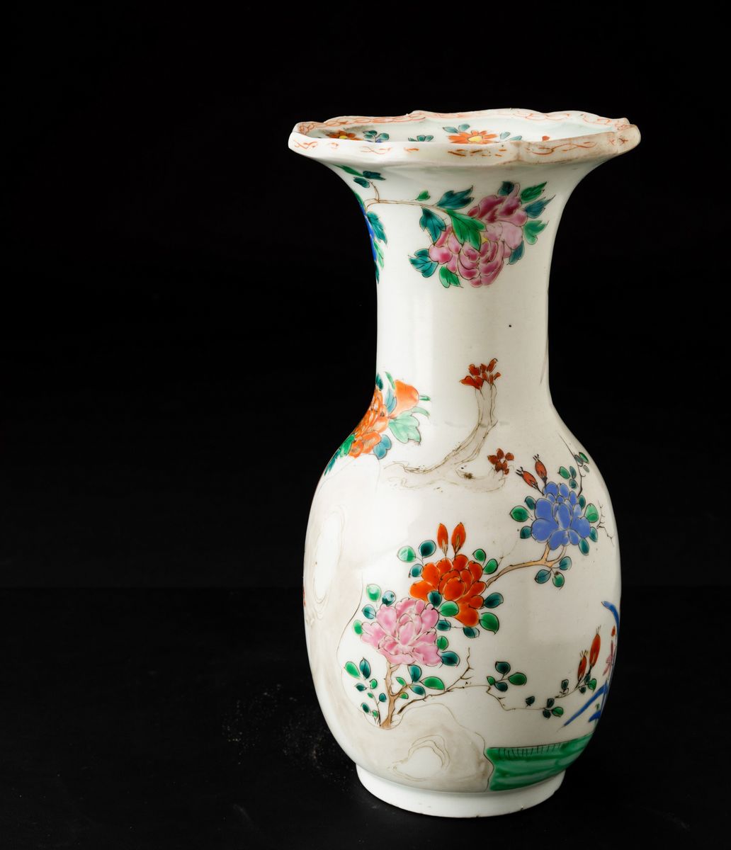 Vaso in Porcellana Raffigurante Uccellino tra i Rami in Fiore, Cina, Dinastia Qing, XIX Secolo