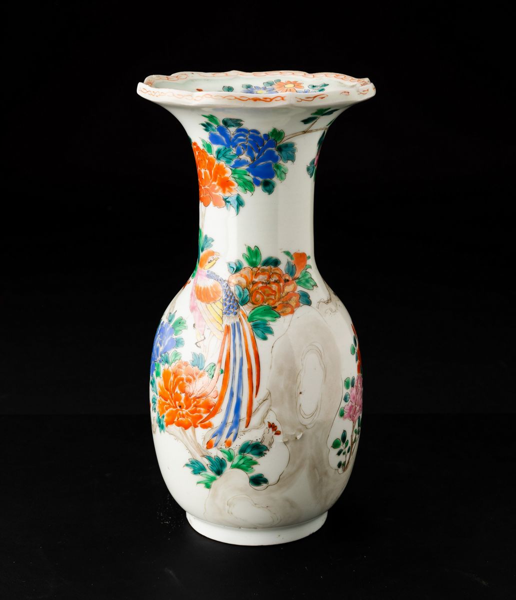 Vaso in Porcellana Raffigurante Uccellino tra i Rami in Fiore, Cina, Dinastia Qing, XIX Secolo