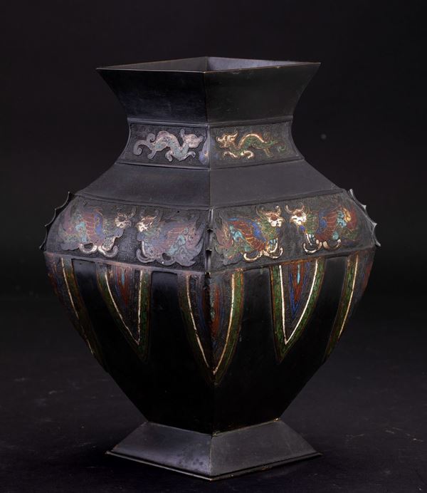 Vaso in bronzo con decori d'ispirazione arcaica in smalto, Cia, Dinastia Qing, XIX secolo