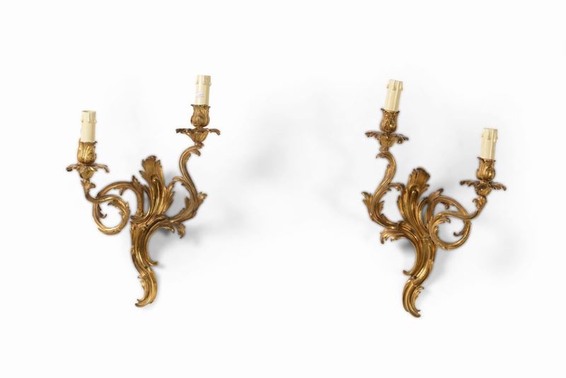 Coppia di appliques a due luci in stile Luigi XV in bronzo dorato. XX secolo  - Asta Una Proprietà Lombarda | Cambi Time - Cambi Casa d'Aste