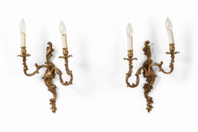 Coppia di appliques stile Luigi XV in metallo dorato a due luci, secolo XX  - Asta Una Proprietà Lombarda | Cambi Time - Cambi Casa d'Aste