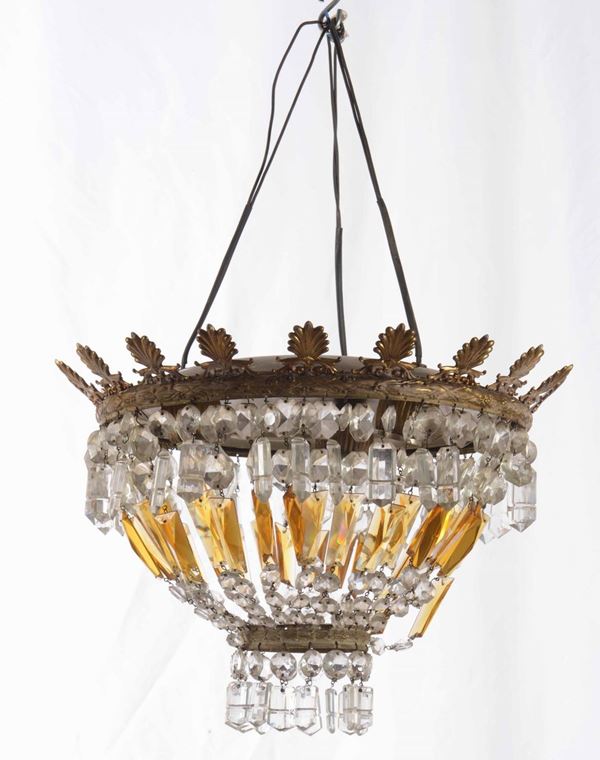 Coppia di lampadari in metallo e cristalli. XX secolo