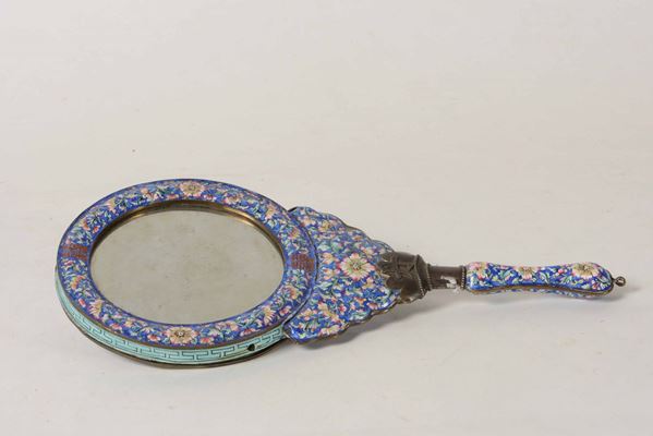 Specchio in metallo smaltato a decoro floreale, Cina XIX secolo