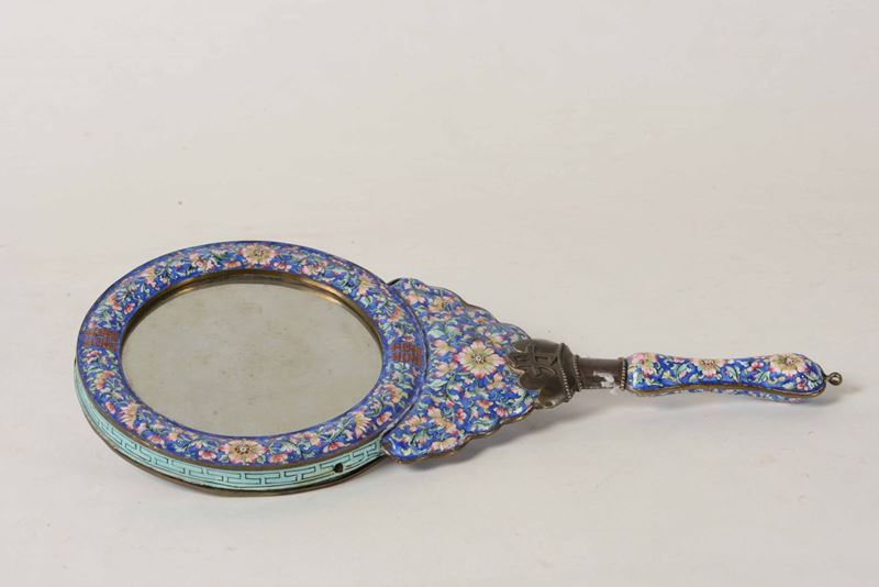 Specchio in metallo smaltato a decoro floreale, Cina XIX secolo  - Auction A Lombard Property | Cambi Time - Cambi Casa d'Aste