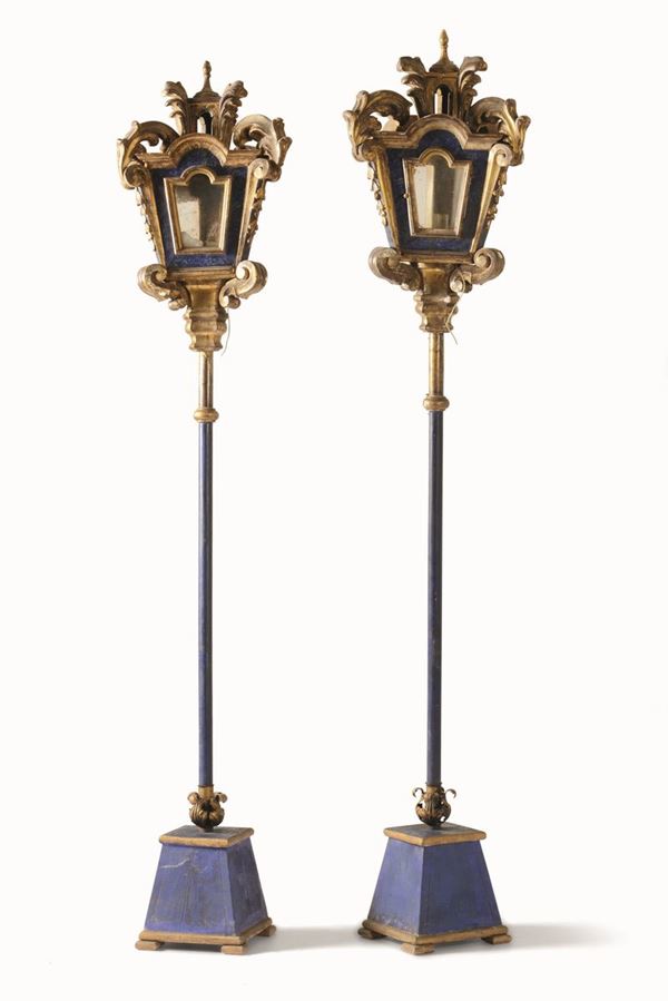 Coppia di lampioni da processione in legno intagliato e dipinto, XVIII-XIX secolo