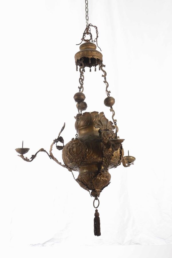 Grande lampada votiva in metallo sbalzato a tre luci
