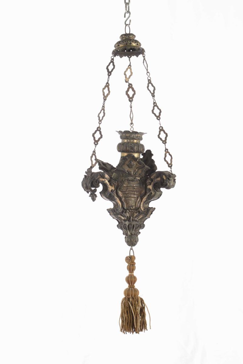 Piccola lampada votiva in metallo sbalzato  - Asta Una Proprietà Lombarda | Cambi Time - Cambi Casa d'Aste