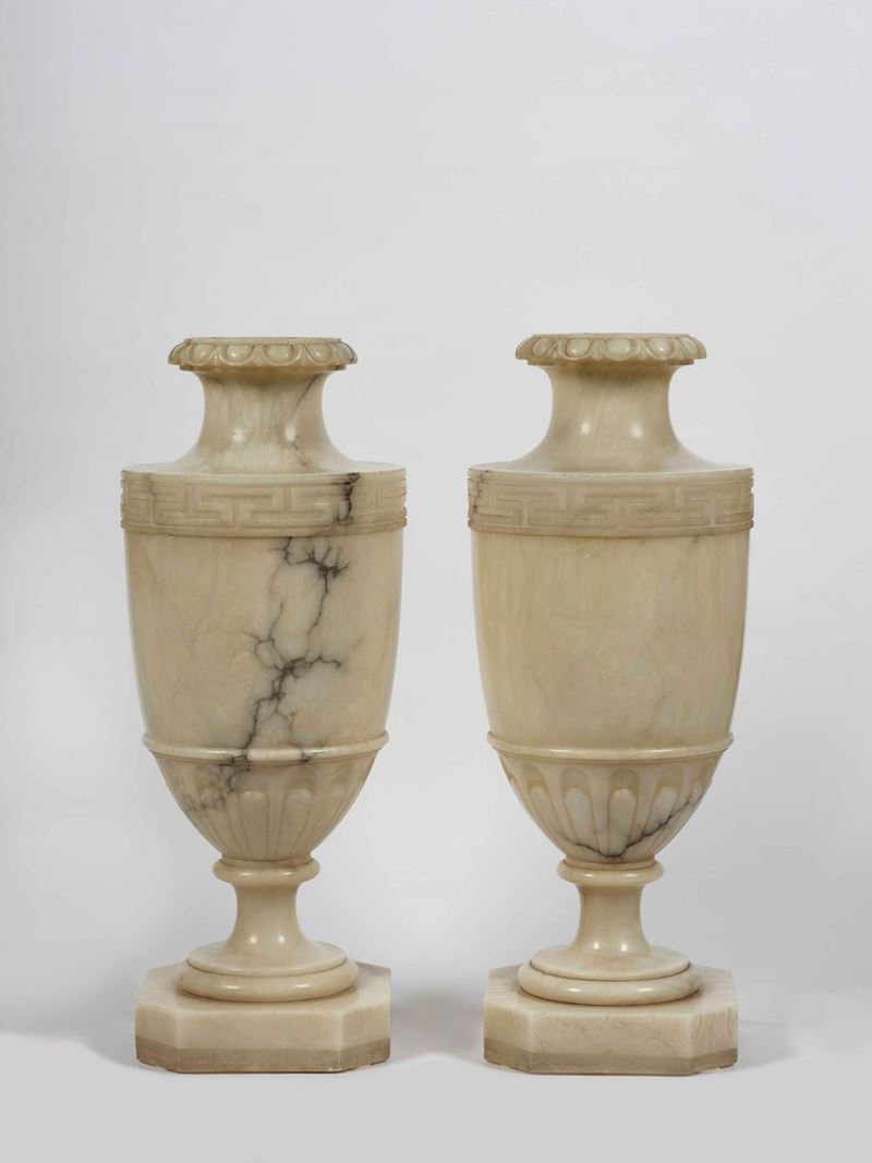 Coppia di vasi in alabastro. XX secolo  - Asta Palazzo Loschi Zileri dal Verme - Cambi Casa d'Aste