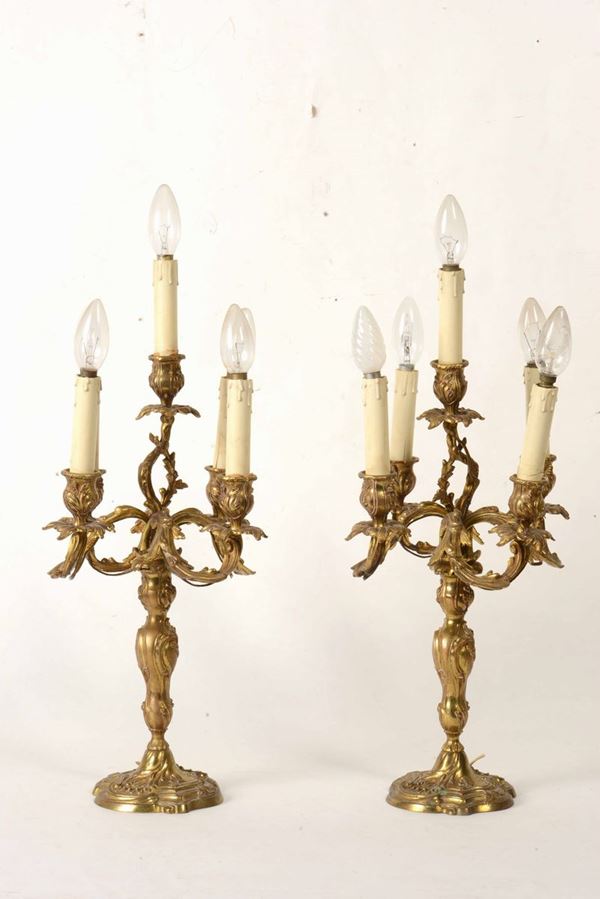 Coppia di candelabri in bronzo dorato a sei fiamme. XX secolo