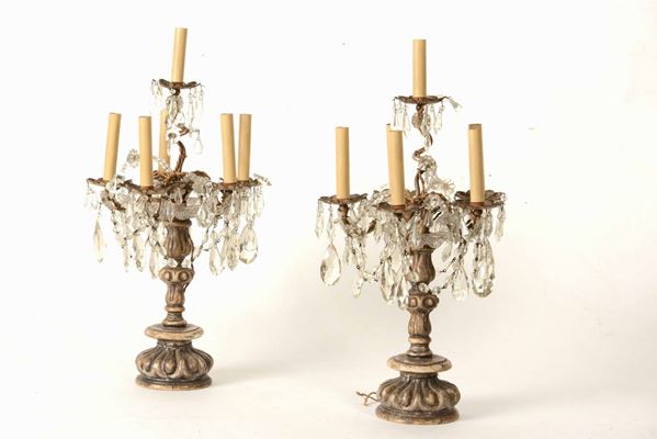 Coppia di candelabri in legno intagliato e cristallo a sei fiamme, XX secolo