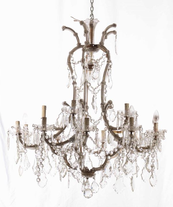 Grande lampadario in metallo a sedici luci con pendenti in cristallo, XX secolo