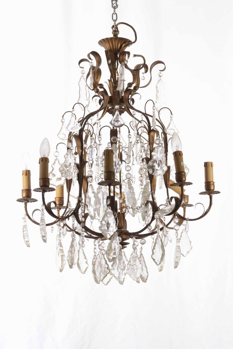 Lampadario in metallo a otto luci con pendenti in vetro molato, XX secolo  - Auction A Lombard Property | Cambi Time - Cambi Casa d'Aste