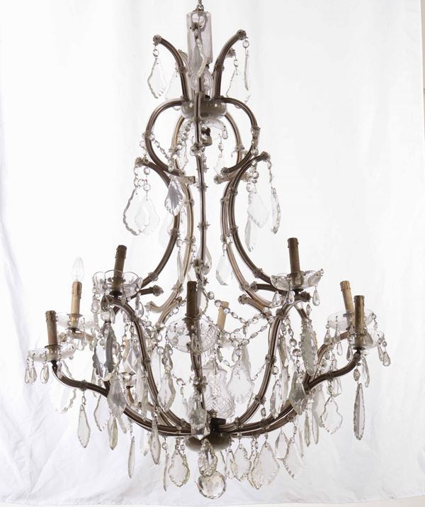 Grande lampadario in metallo a dodici luci con pendenti in vetro, XX secolo
