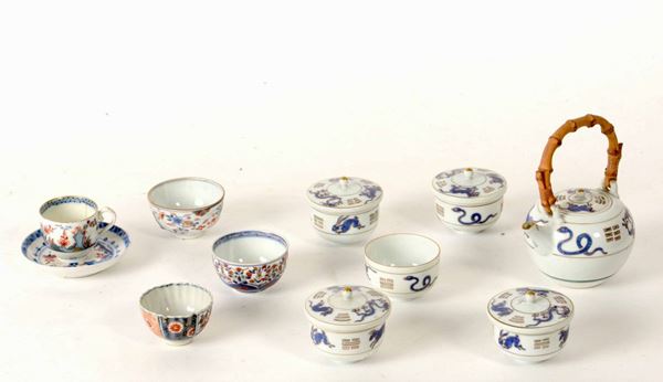 Lotto composto da diverse tazze in porcellana e una teiera