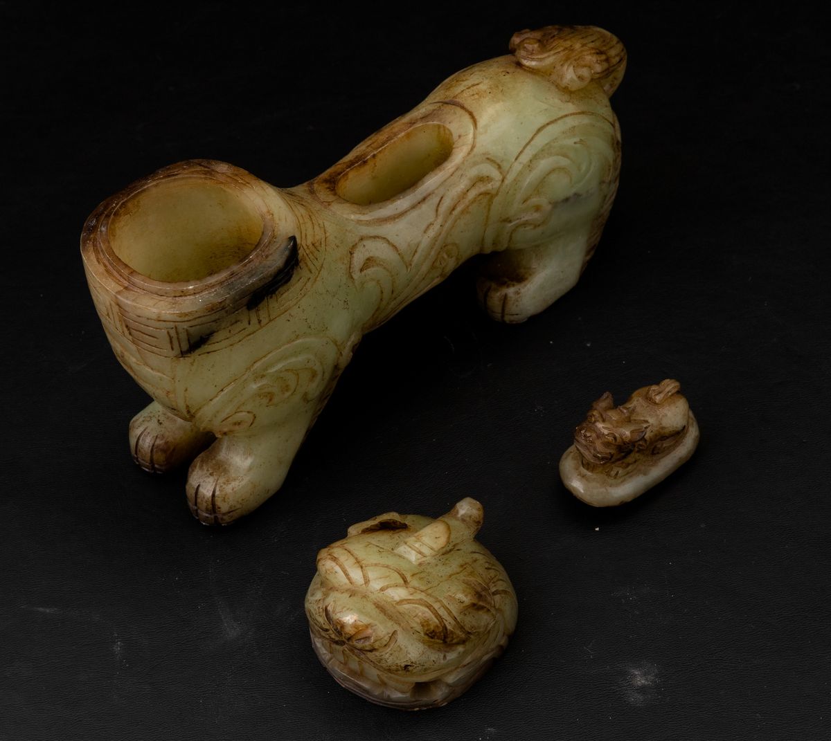 Vaso Scolpito in Giada e Russet a Foggia di Leone, Cina, XX Secolo