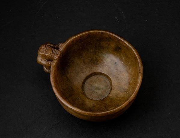 Coppa in giada con ansa scolpita a foggia di draghetto, Cina, XX secolo
