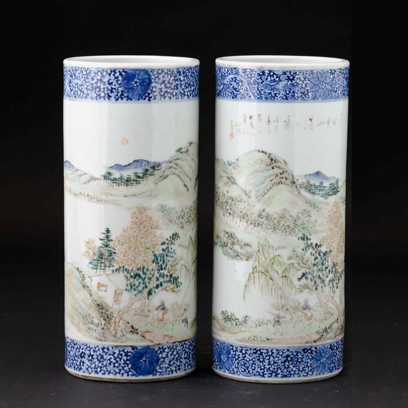 Coppia di vasi cilindrici in porcellana con paesaggi e iscrizioni, Cina, Dinastia Qing, XIX secolo  - Asta Chinese Works of Art - II - Cambi Casa d'Aste