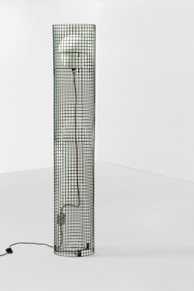 Lampada da Terra Mod. 1102 con Struttura in Rete Metallica Laccata e Diffusore in Vetro Opalino.