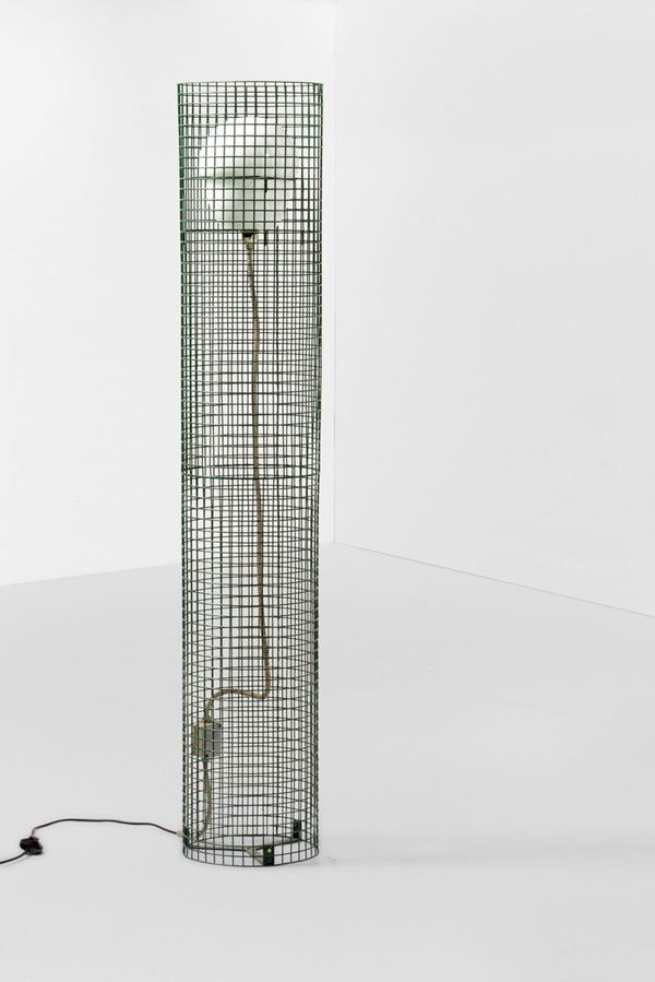 Gino Sarfatti - Lampada da terra mod. 1102 con struttura in rete metallica laccata e diffusore in vetro opalino.