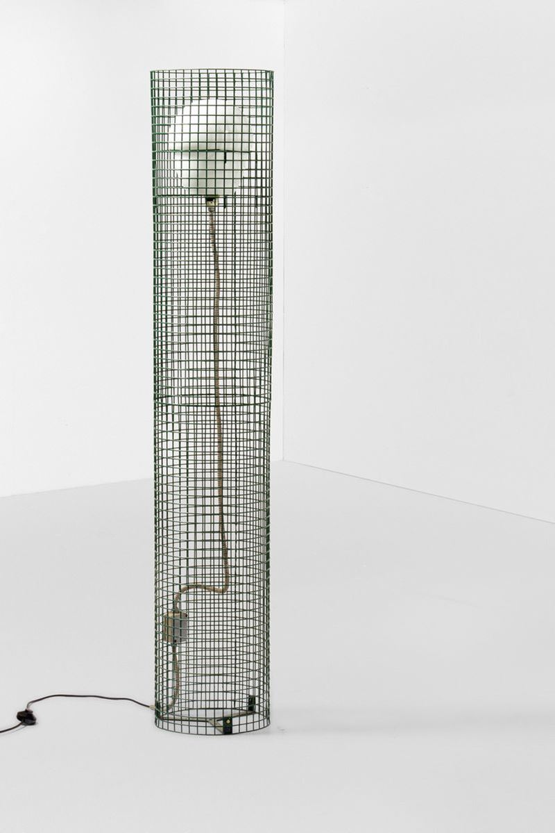 Gino Sarfatti : Lampada da terra mod. 1102 con struttura in rete metallica laccata e diffusore in vetro opalino.  - Asta Design - I - Cambi Casa d'Aste