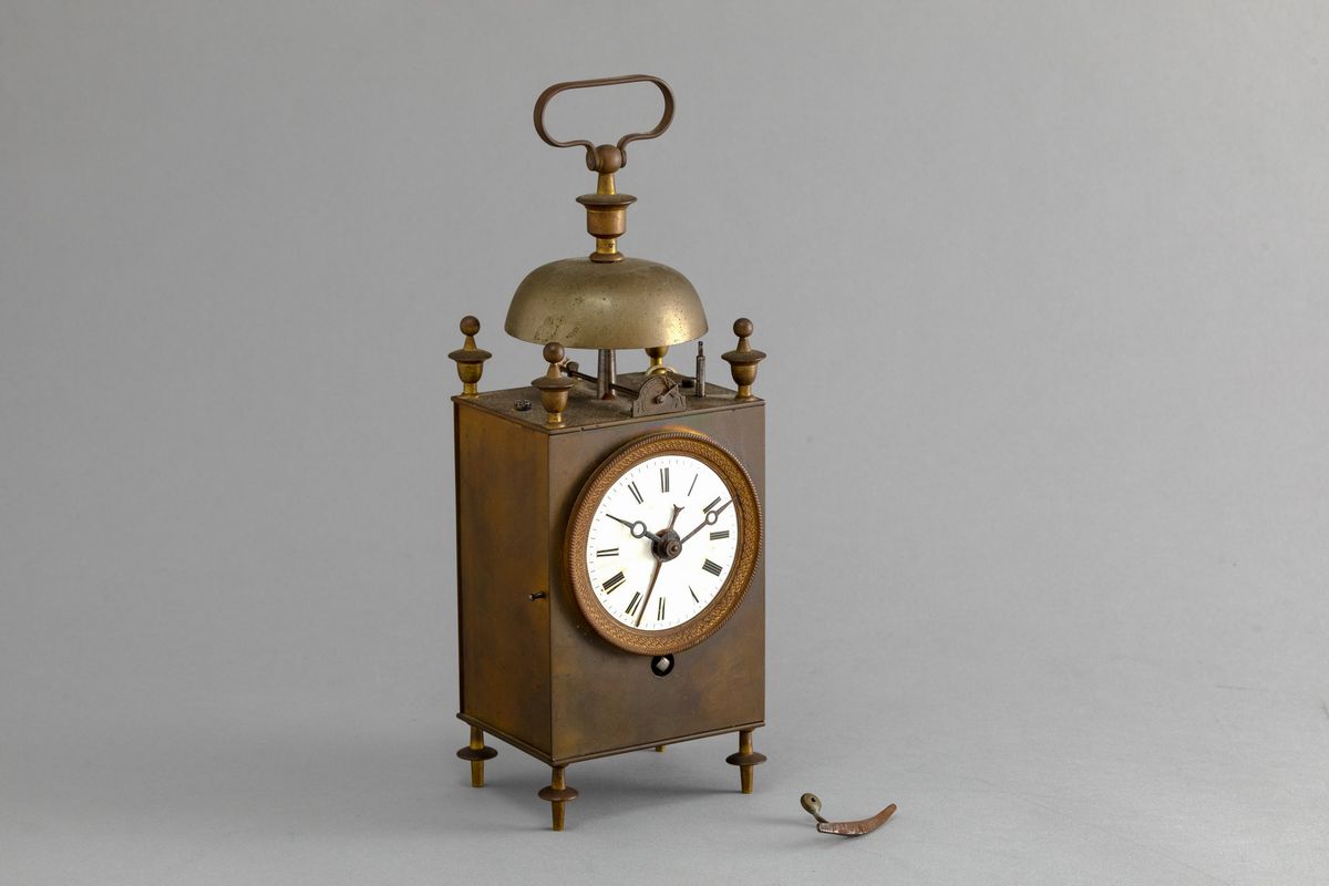 Orologio a Lanterna in Metallo Dorato, Quadrante a Numeri Romani da Revisionare