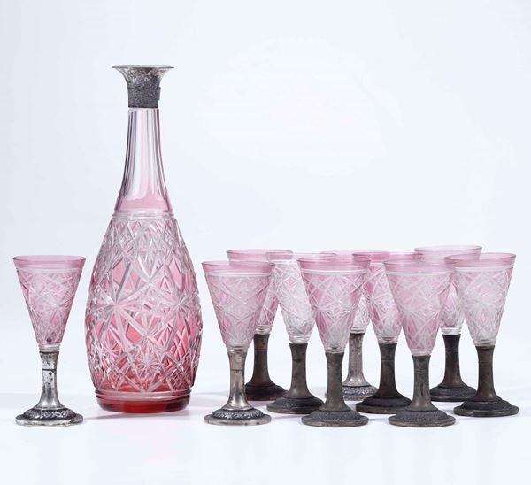 Lotto di dieci bicchieri e una bottiglia in cristallo rosa e argento, titolo 800. Italia XX secolo