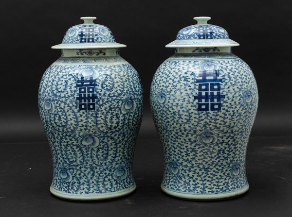 Coppia di potiches in porcellana bianca e blu con decori floreali e ideogrammi, Cina, Dinastia Qing,  [..]