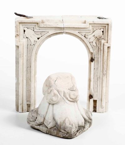 Capitello a Crochet e Elemento Architettonico in Marmo Bianco