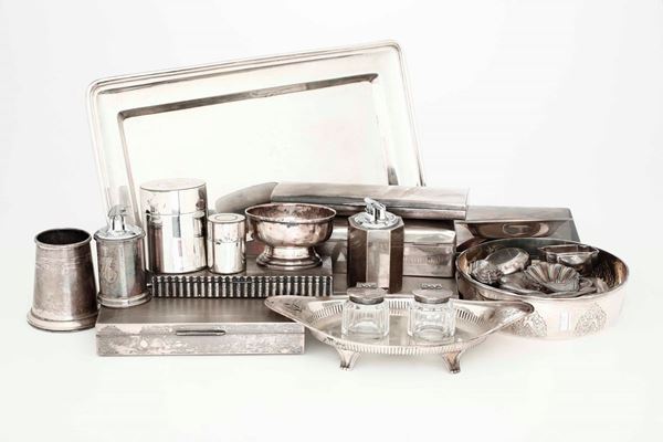 Lotto composto da sei scatole, due accendini e numerosi oggetti di vario uso in metallo e argento. Varie manifatture italiane del XX secolo