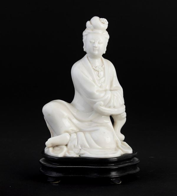 Figura di Guanyin assisa in porcellana Blanc de Chine, Cina, XX secolo
