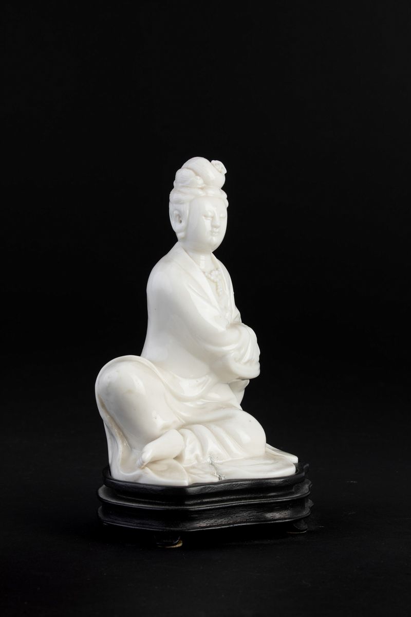 Figura di Guanyin Assisa in Porcellana Blanc De Chine, Cina, XX Secolo