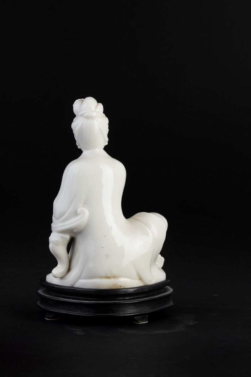 Figura di Guanyin Assisa in Porcellana Blanc De Chine, Cina, XX Secolo
