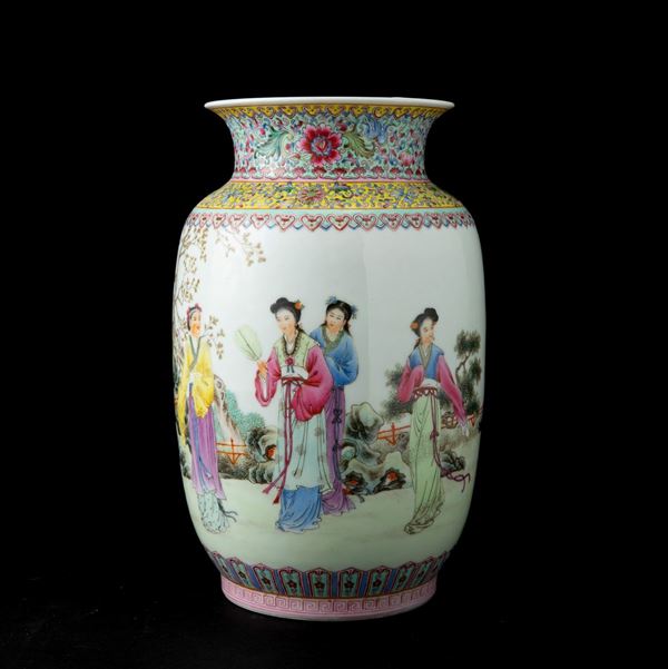 Vaso in porcellana con figure femminili e decori floreali, Cina, Repubblica, XX secolo