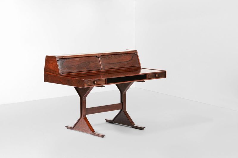 Gino Frattini : Scrittoio mod. 530 con struttura in legno, sostegni e piano in legno. Scomparti a serrandina.  - Auction Design - Cambi Casa d'Aste