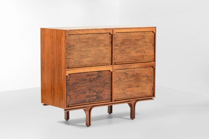 Gino Frattini : Mobile credenza mod. 501/4 con struttura in legno e scomparti a serrandina.  - Auction Design - Cambi Casa d'Aste