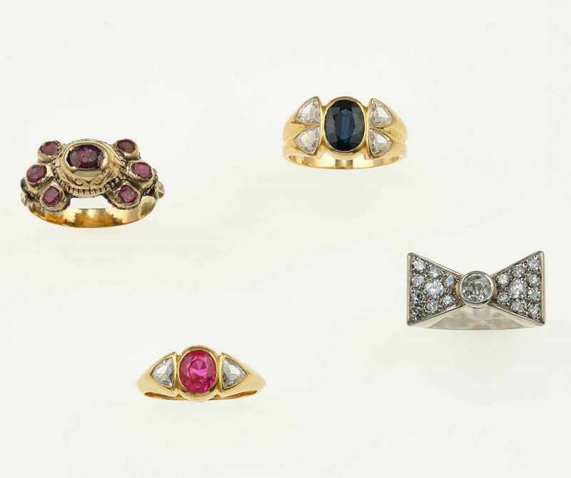 Lotto composto da quattro anelli con diamanti, zaffiro, rubini  - Asta Gioielli | Cambi Time - Cambi Casa d'Aste