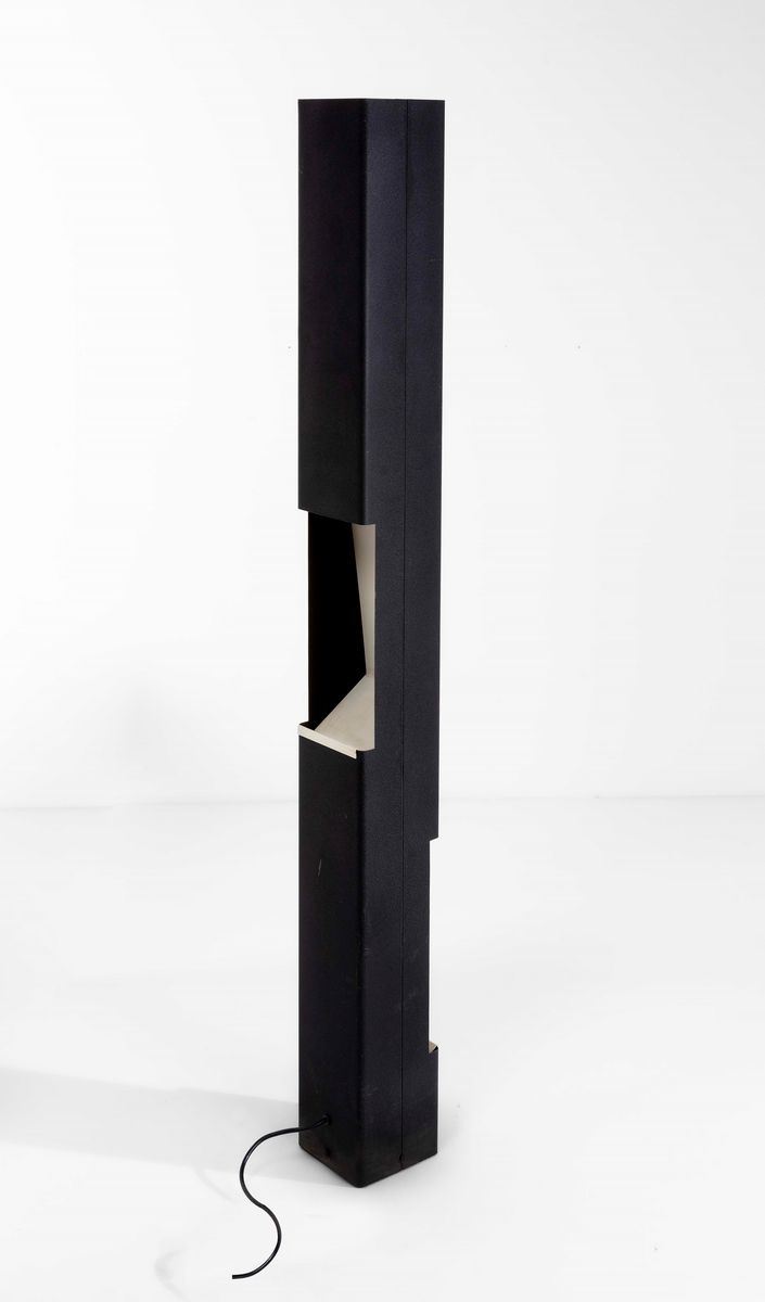 Vittoriano Vigan&#242; : Lampada da terra mod. 1078 con struttura in metallo e alluminio laccato.  - Auction Design 200 - Cambi Casa d'Aste