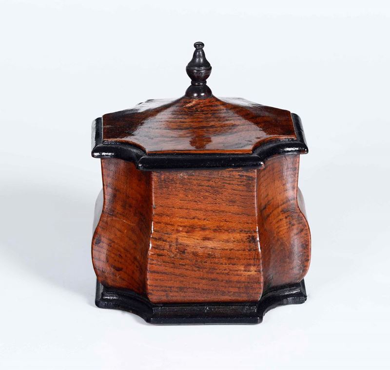 Scatola in legno di forma sagomata, profili ebanizzati. XIX-XX secolo  - Asta Dimore Italiane - Cambi Casa d'Aste
