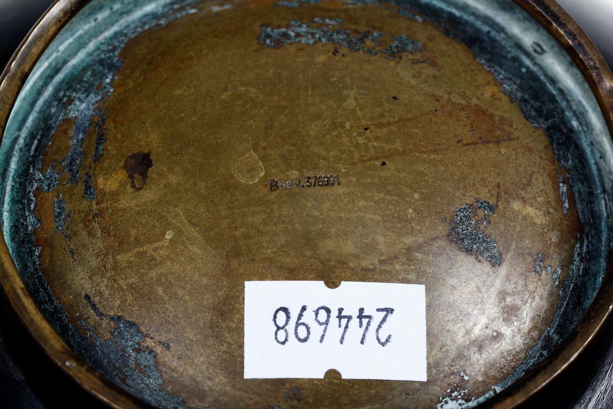 Vaso Globulare in Metallo Patinato a Tre Anse con Motivo a Perlinatura