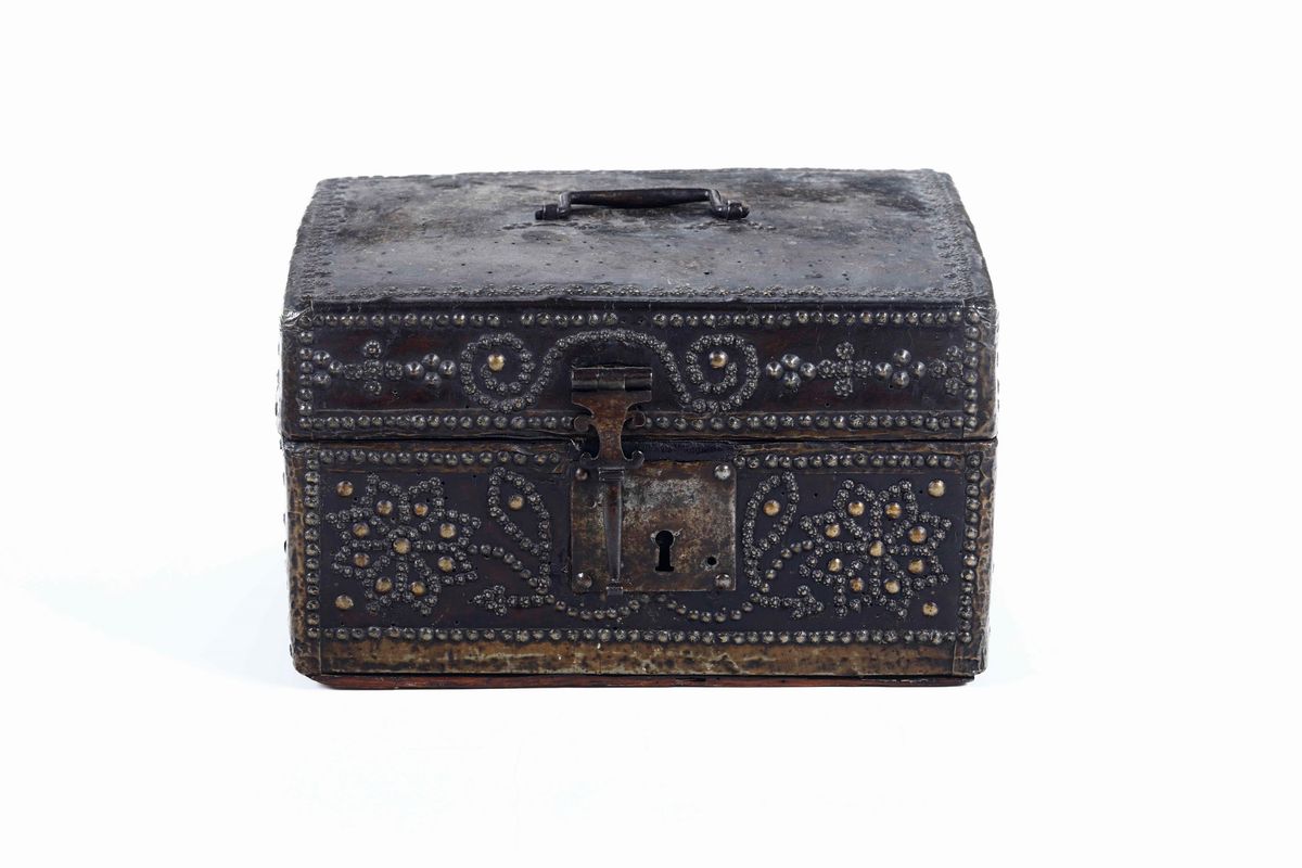 Cofanetto Rivestito in Pelle Decorato da Inserti in Metallo. XVII Secolo