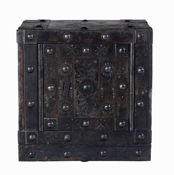 Forziere in ferro decorato a borchie. XVIII secolo