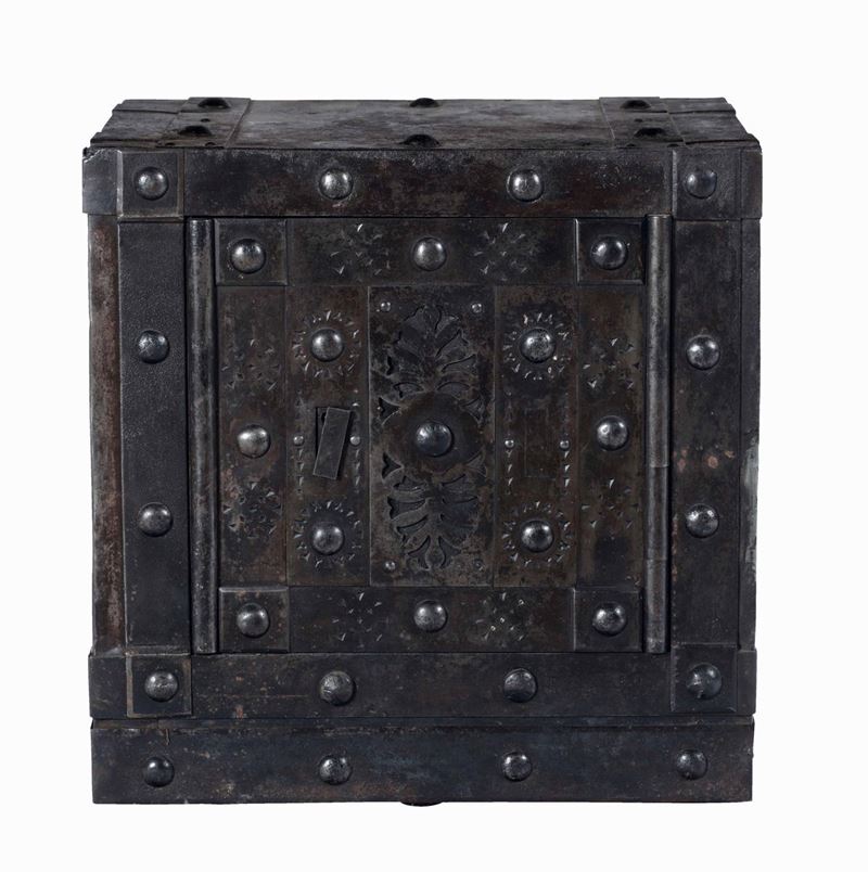 Forziere in ferro decorato a borchie. XVIII secolo  - Asta Dimore Italiane - Cambi Casa d'Aste