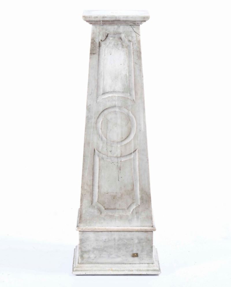 Base in marmo di forma rastremata. XIX-XX secolo  - Asta Antiquariato Luglio | Cambi Time - Cambi Casa d'Aste