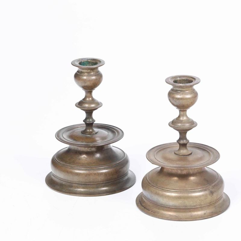 Coppia di candelieri in bronzo dorato, fine XIX secolo  - Auction Fine Art January | Cambi Time - Cambi Casa d'Aste