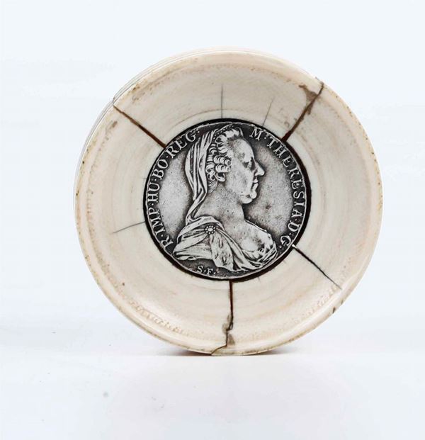 Moneta entro cornice in avorio. XIX-XX secolo